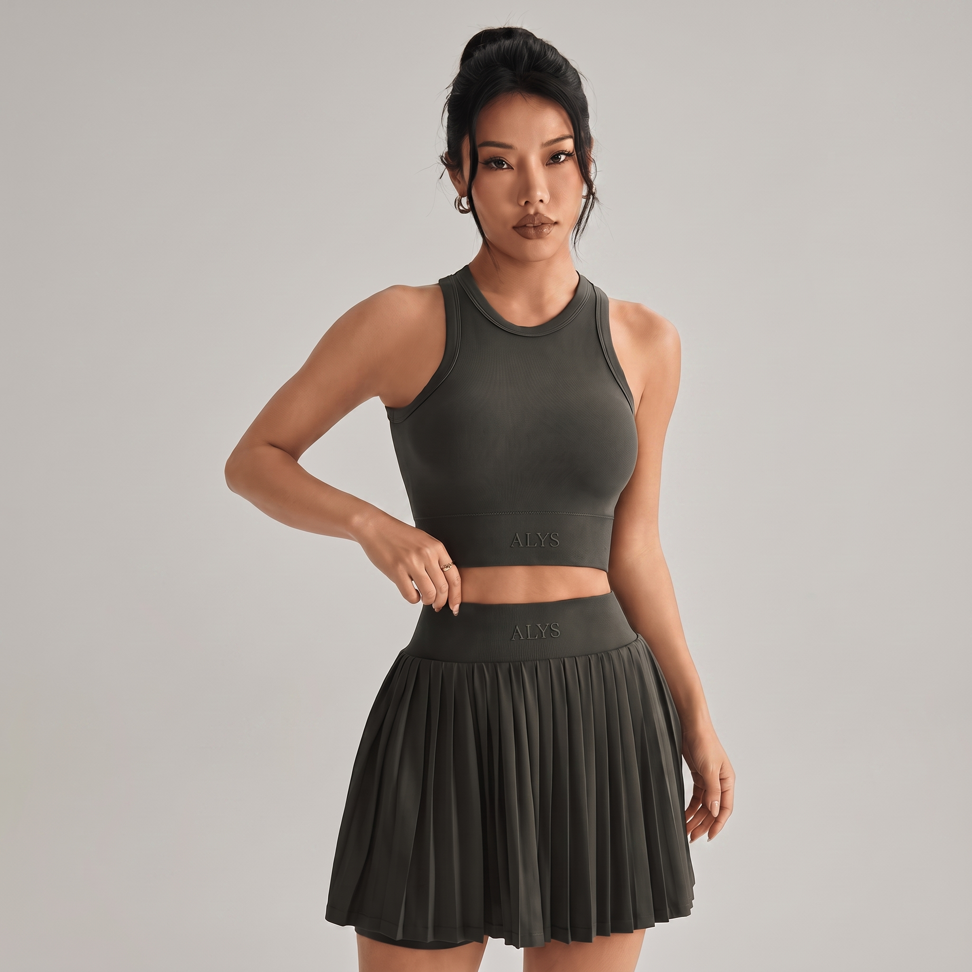 Conjunto Court Plissada ALYS — Verde Militar, frente